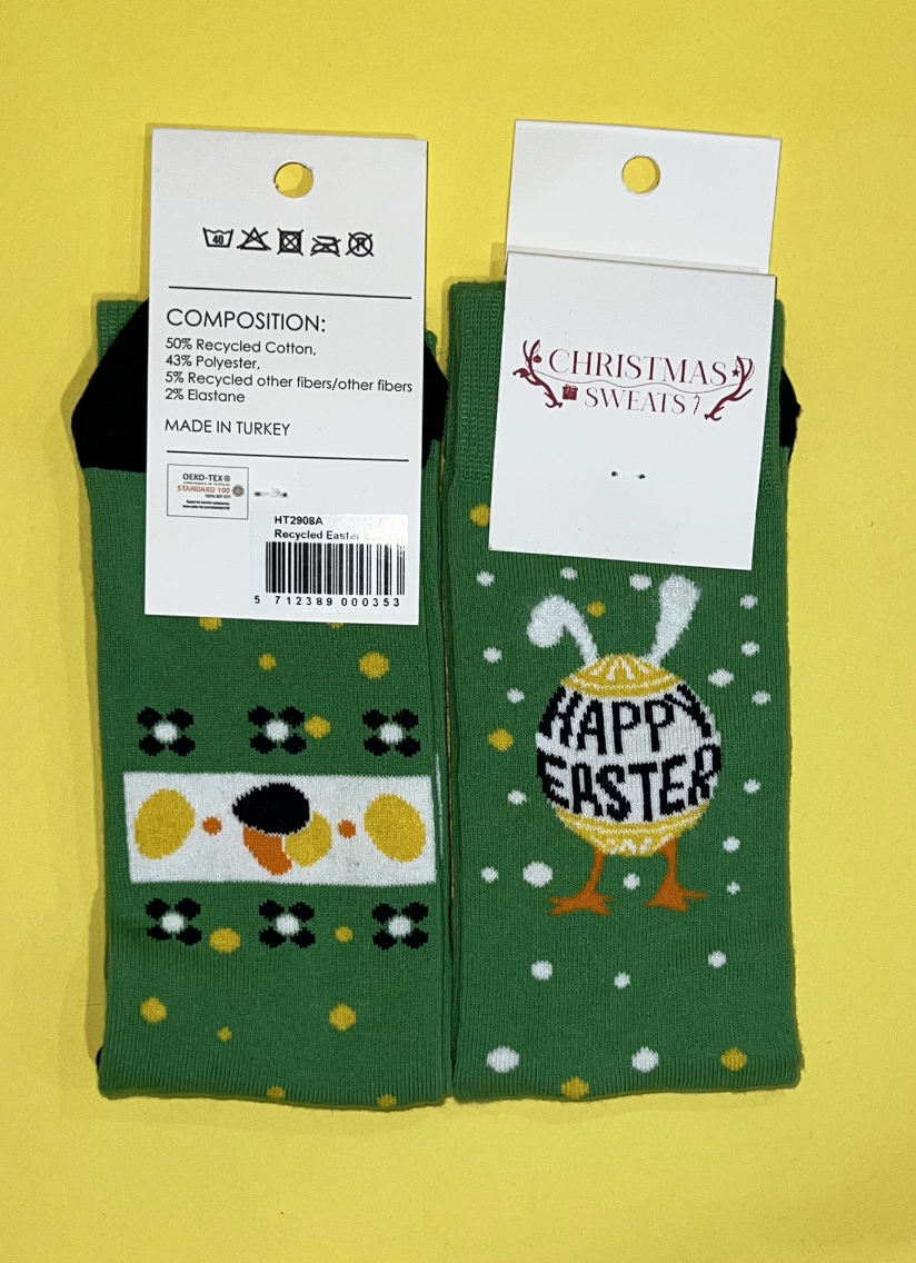 Ein Paar grüne Ostersocken mit Ostereiern darauf.